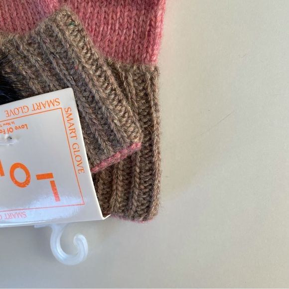 LOF Dusty Rose Pink Knit Gloves, Smart Tech Finger Tips, Fur Puff Decora… - Picture 4 of 5